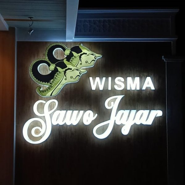 sign acrylic wisma sawo jajar